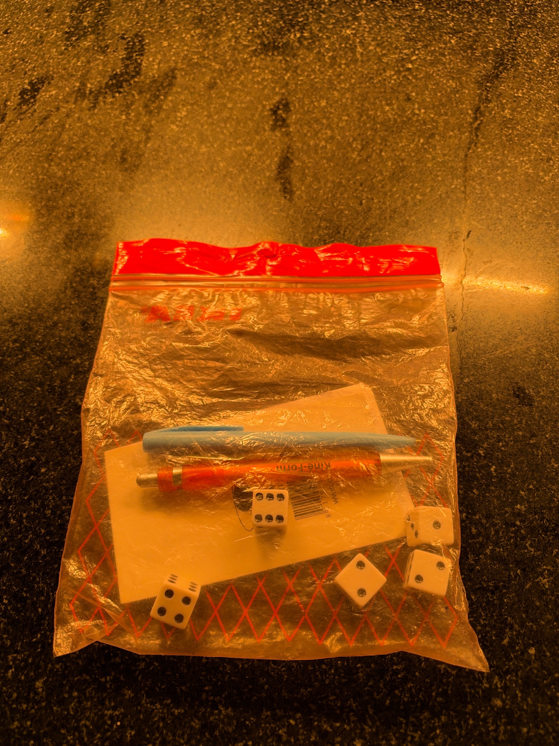 Ziplock zakje met dobbelstenen en pen